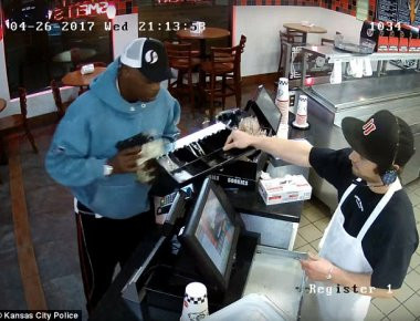 Η επική αντίδραση ενός υπαλλήλου φαστφουντάδικου σε ένοπλη ληστεία (βίντεο)